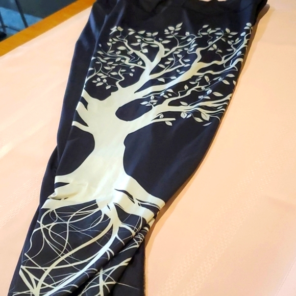 Black and white Lotus Legging yoga pants w branch tree design - Picture 5 of 11
